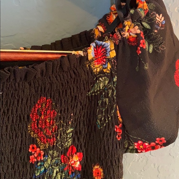 Women’s floral off the shoulder shirt. - Picture 4 of 5